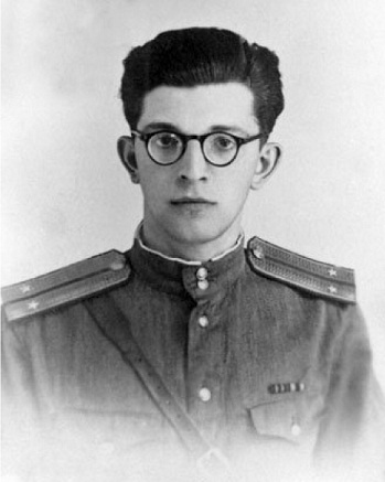 Молодой Аркадий Стругацкий — интеллигентный еврейский комиссар колониальной «советской армии». Хорошо знал английский и японский язык.